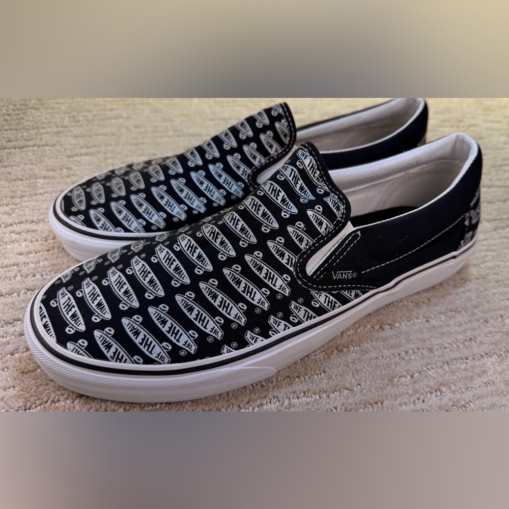 Brand New Vans Classic "Off The Wall" logo Slip on Sneakers - Picture 3 of 11